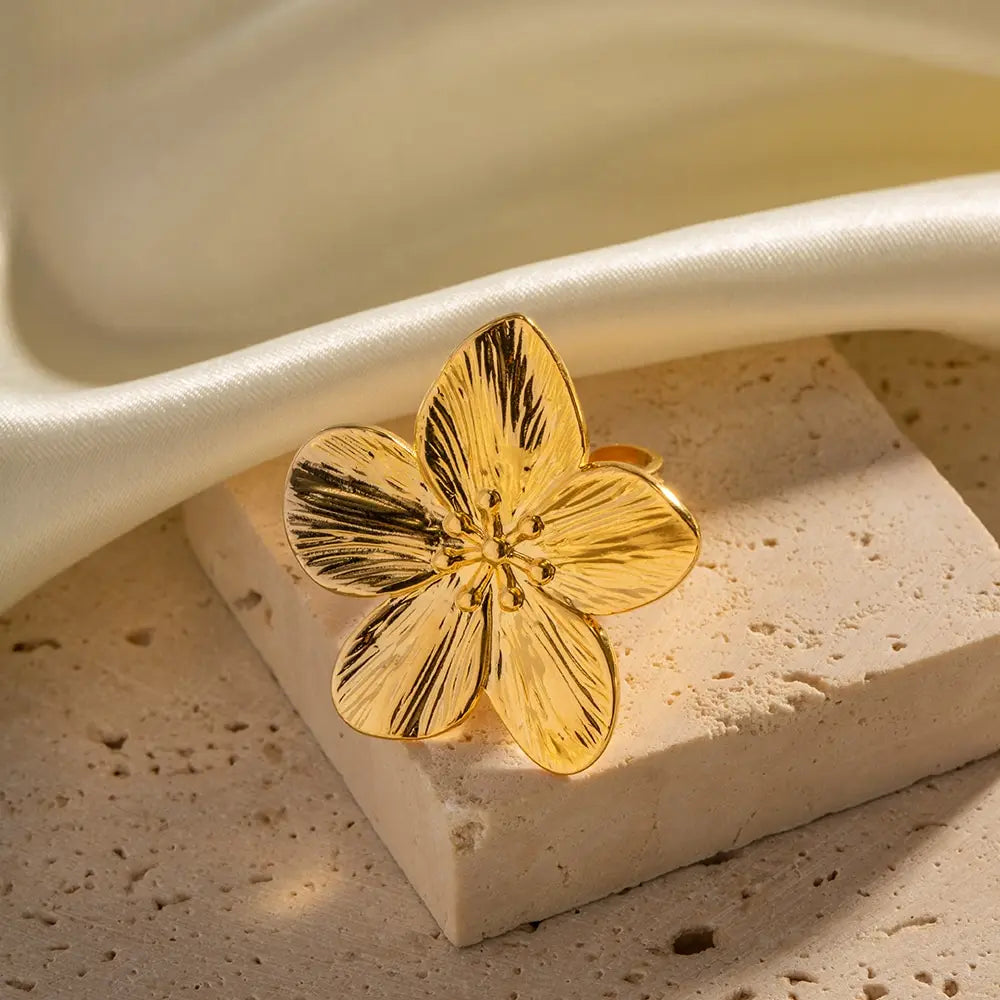 Elegant Stainless Steel Flower Ring for Women: Stylish Waterproof Fashion Jewelry