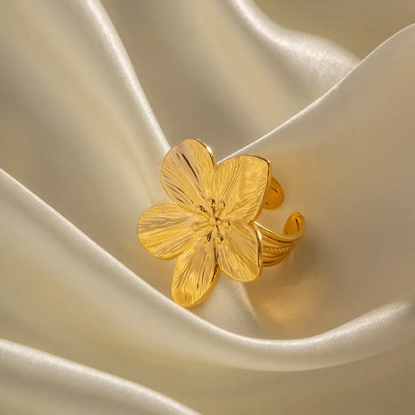 Elegant Stainless Steel Flower Ring for Women: Stylish Waterproof Fashion Jewelry